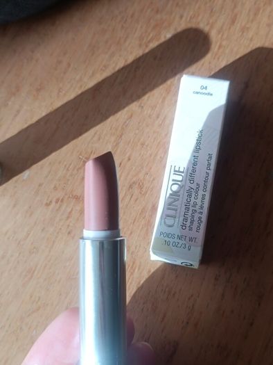 Clinique dramatically different lipstick in 04 Canoodle