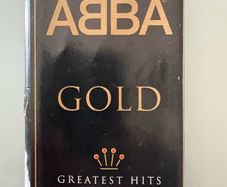 Limited edition signature version. Abba - Gold. Greatest Hits collection with nineteen tracks. Plays great. In gold etched case with signatures. Please read description.