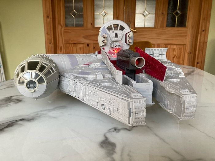 Star Wars Episode VII, VIII, IX Deluxe Battle Action Millennium Falcon