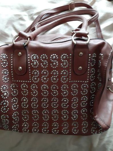 Ladies handbag wit encrusted dimontie diamonds