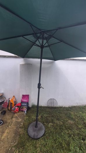 Garden Umbrella 2.7m In Good Condition
