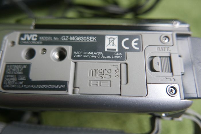 JVC GZ-MG360 Everio Hybrid Camcorder, 60GB Hard Disc Drive, Micro SD Slot, 35x Optical Zoom