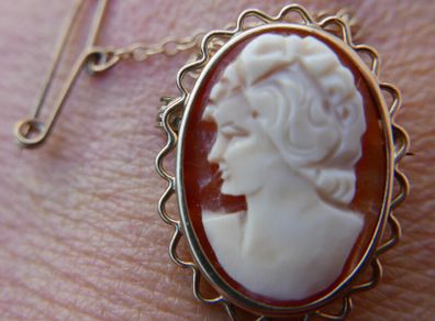Vintage 9ct Gold 375 and Shell Cameo Brooch. 2,9g