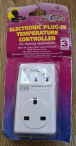 Electronic plug-in temperature controller