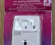 Electronic plug-in temperature controller