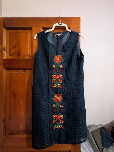 Size M Navy shift dress with floral motif