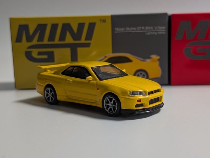 2x Mini GT Skyline R34 GTR
