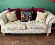 Three-seater sofa with patterned fabric