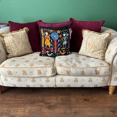 Three-seater sofa with patterned fabric