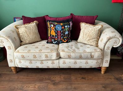 Three-seater sofa with patterned fabric