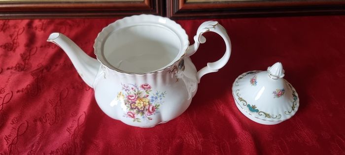 22 Piece Royal Albert Berkeley Bone China Gold Gilt Tea Set With Large Tea Pot For 6 Person Setting Made In England