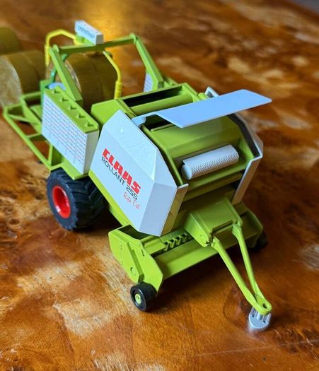 Siku 2453 Claas Rollant 255 Uniwrap, 4 Bales