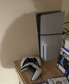 PlayStation 5 1TB Disc Edition 2 pads ( no games ) in box