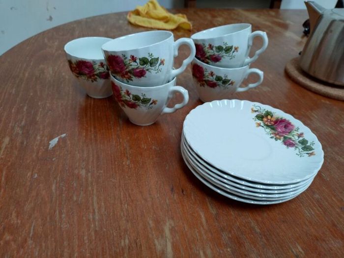 Ironstone Washington pottery hanley England, 5 tea cups and saucers