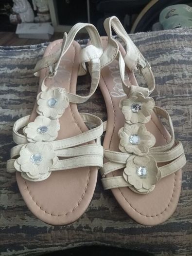 ladies sandals pairs  please see photos