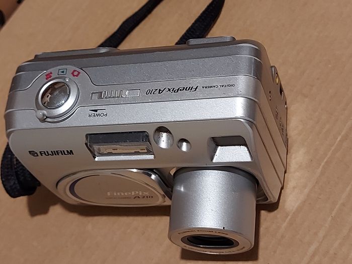 FujiFilm Finepix A210 Digital Camera 3.2MP 2AA Batteries SD Card