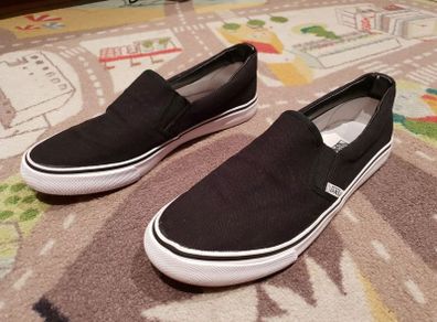 vans black shoes