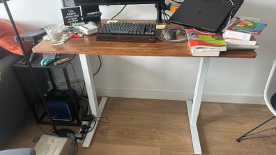 Electronic standing desk