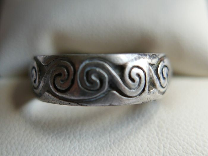 Vintage 925 Sterling Silver Celtic spiral band Ring size Q - 5.0g