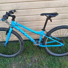 Carrera Junior mountain bike 26-inch wheels and a 14-inch frame.