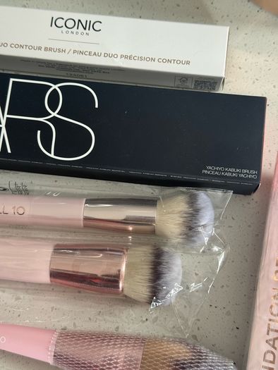 Face makeup brushes