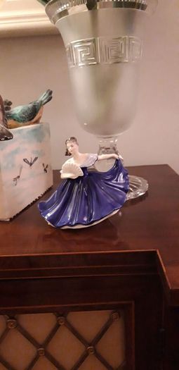 Beautiful Vintage 1979 Royal Doulton " ELAINE" Figurine
