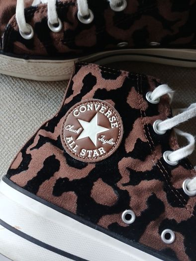 Converse Hi Animal print  great condition