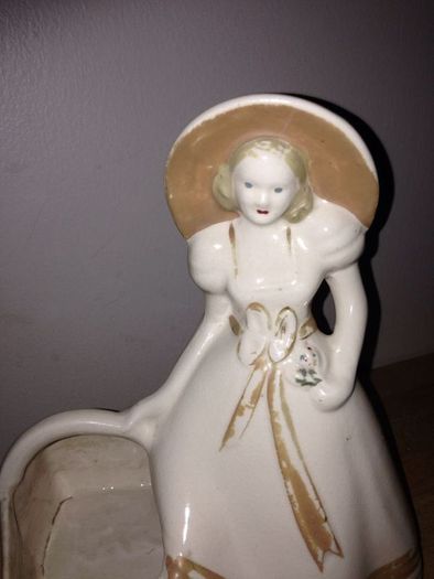 USA 954 Lady & Basket Figurine