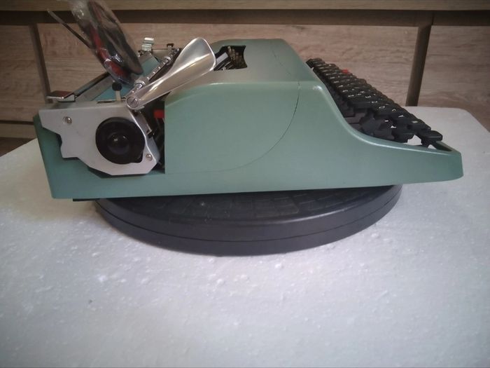 Olivetti Lettera 32 Typewriter