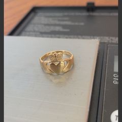 gold claddagh ring