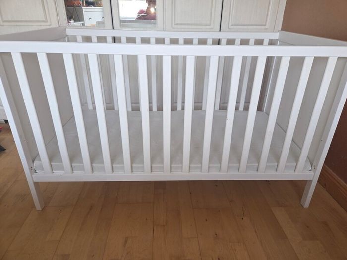 White cot