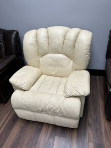Single sofa recliner with message