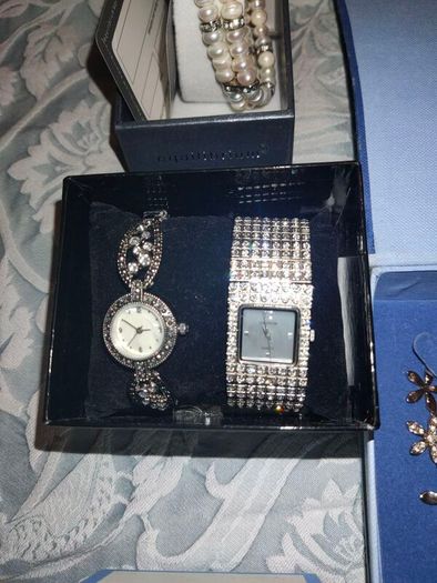 Sterling silver jewellery set plus newbridge pendant and 3 watches like new