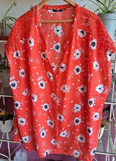 selection of ladies tops sz 28