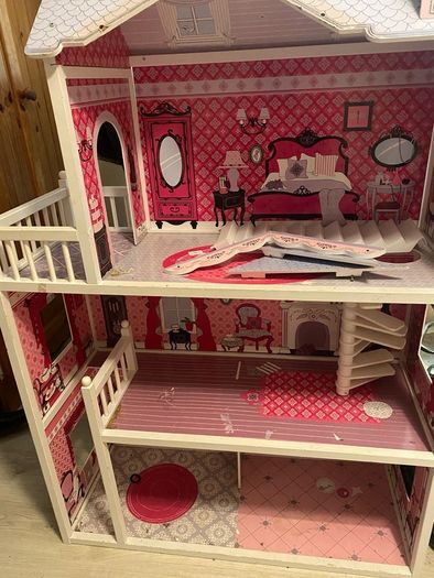 Child play house & kitchen ' but the play house does need a small bit put back on as  a pice came of it when I over lift it