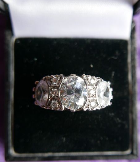Vintage 9ct Solid Gold 375 Beautiful Trilogy Ring 10,2g
