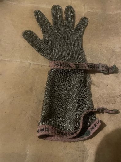 Steel mesh butchers glove