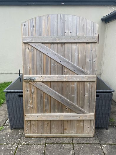Side Gate