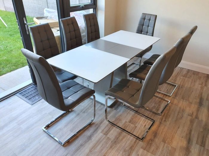 Linda extendable dining table with chairs