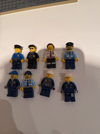 lego police minifigures x 8