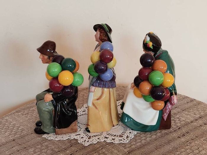 Vintage porcelain figurines family of balloon sellers by Royal Doultot . 85 euro each