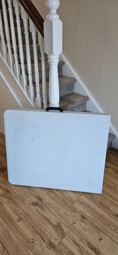 Folding table