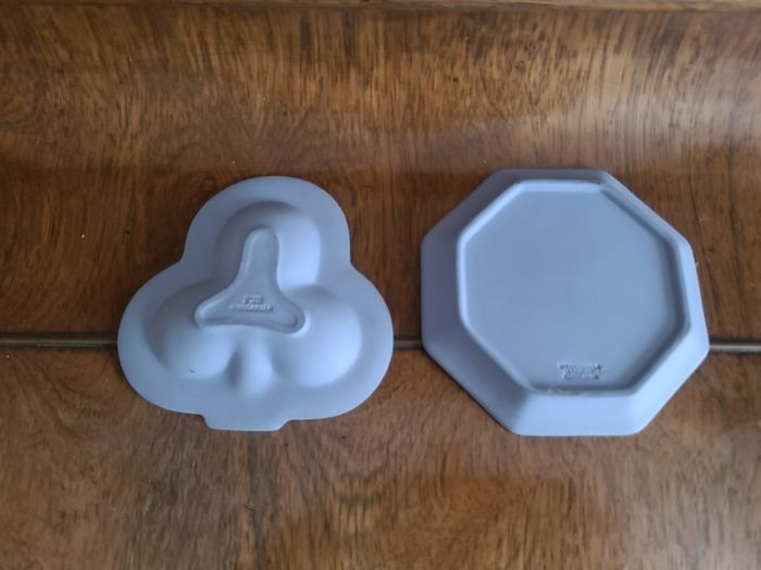 2 x small Wedgwood dishes
