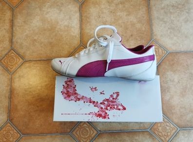 Pretty PUMA White & Pink Sneakers size 6