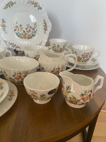 Tea Set Ansley Garden Pattern 21 piece, plus 2 jugs, 2 sugar bowls