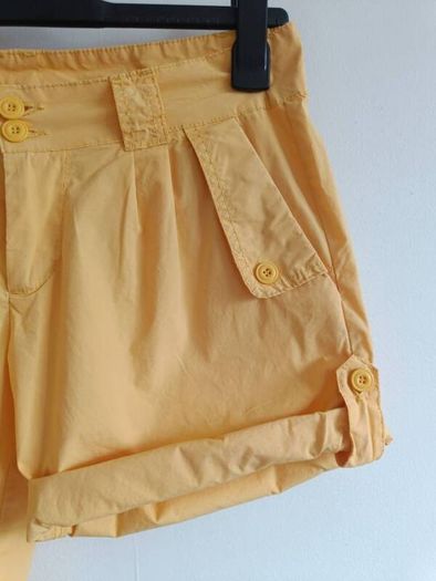 Ladies Yellow Roll-Up Shorts - size 10 - Excellent Condition