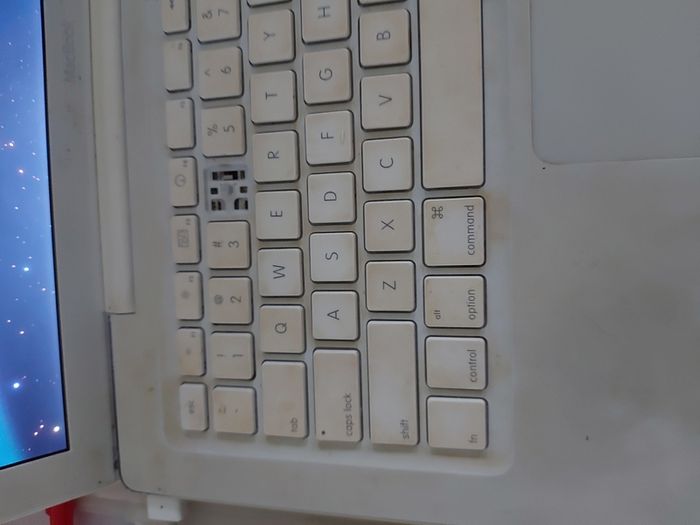 Another vinyage Apple MacBook, has an account, no Battery or charger, no 4 key missing, in very good condition otherwise