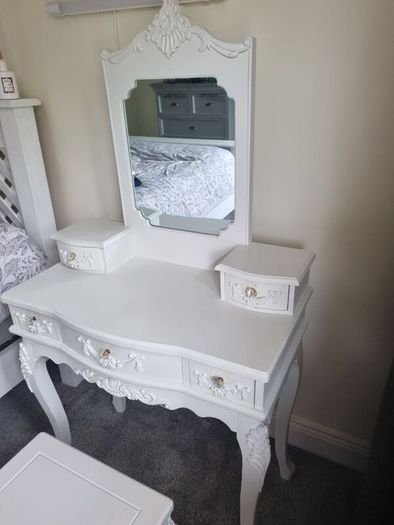 dressing table / vanity table and stool