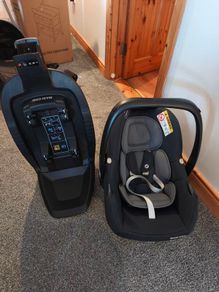 Maxi Cosi travel seat & iso fix base