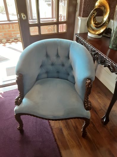 Pair of blue velvet buttoned armchairs with twisted wooden legs immaculate